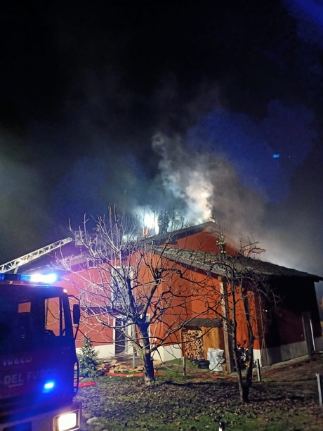 Va in fumo il tetto di un’abitazione di via Airali Superiori a San Secondo di Pinerolo Va in fumo il tetto di un’abitazione di via Airali Superiori a San Secondo di Pinerolo