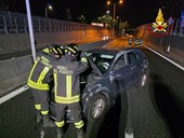 FOTO. Auto finisce contro la cuspide sulla 336 di Malpensa. Un ferito nella notte FOTO. Auto finisce contro la cuspide sulla 336 di Malpensa. Un ferito nella notte