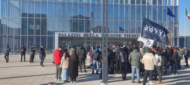 Studenti incatenati per le borse di studio: "A marzo saremo senza un tetto sulla testa" [FOTO]