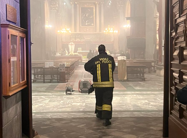 Fiamme all’interno del Duomo di Cuneo: va a fuoco il tendaggio di un confessionale