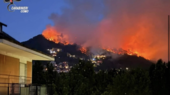 Incendio a Como, notte di paura. Da tutta la Lombardia per spegnere le fiamme