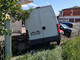 Furgone esce fuori strada e sfonda recinzione di un’azienda a Luserna San Giovanni [FOTO]