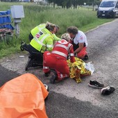 22enne travolta da un'auto sul ciglio della strada, la rabbia dei parenti: “Strada buia e senza marciapiedi"