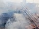 Sotto controllo l'incendio del tetto di via Bartoli a Savona: vigili del fuoco al lavoro per lo smassamento e la messa in sicurezza (FOTO E VIDEO)