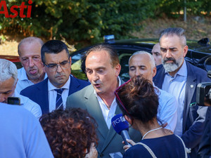 Porte chiuse e nervi tesi a Castello di Annone: la Regione chiarisce la posizione sul nuovo hub migranti "Nessun cortocircuito istituzionale" [FOTO E VIDEO]