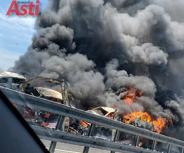 Grave incidente sull'autostrada A21 tra due mezzi pesanti. Prende fuoco una bisarca, morto il conducente Grave incidente sull'autostrada A21 tra due mezzi pesanti. Prende fuoco una bisarca, morto il conducente