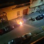 Sparano petardi e incendiano auto e bidoni, la 7: “Senza agenti, zone rosse flop”