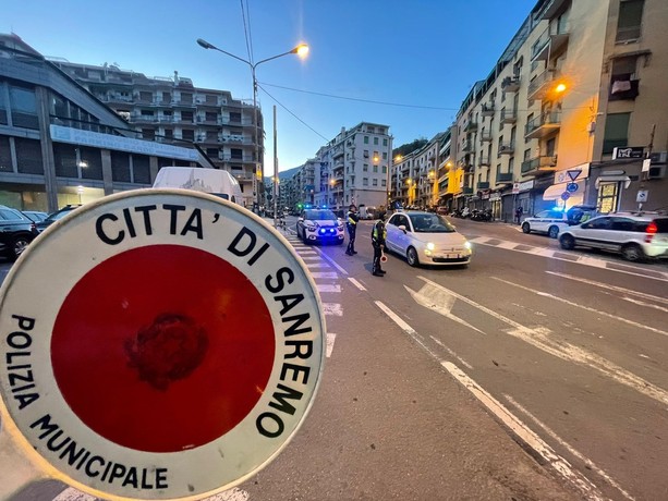 Sanremo: maxi pattuglione della Municipale ieri sera, sotto controllo soprattutto via Martiri e corso Garibaldi (Foto)