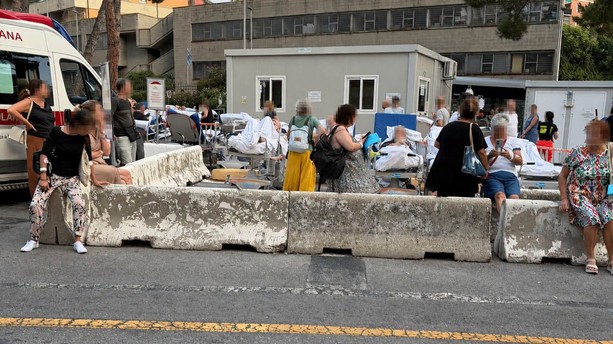 Paura al pronto soccorso del San Martino: incendio all’esterno, pazienti evacuati