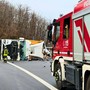 Camion si ribalta perdendo il contenuto: autista in codice giallo, traffico interrotto sulla A6