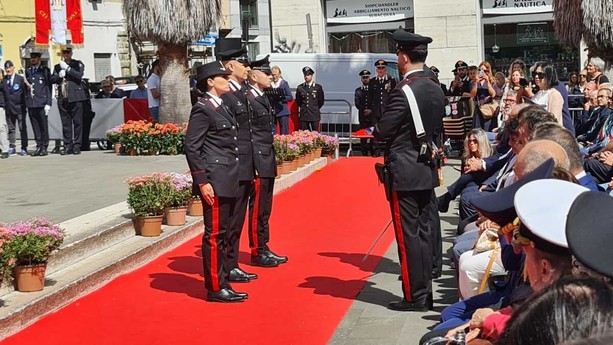 Carabinieri, salvano tre persone bloccate in auto durante un alluvione e 20 ricoverati in una struttura per anziani: consegnate 4 medaglie d'oro e due d'argento (FOTO)