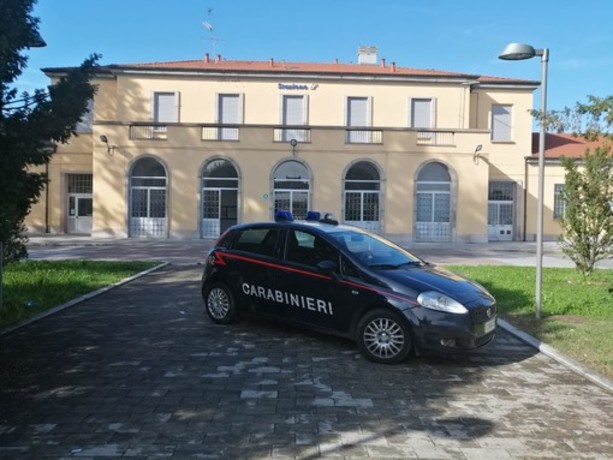 Operazione di sicurezza urbana a Sesto Calende: identificate oltre 70 persone, quattro allontanamenti in stazione