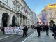Corteo antimilitarista nelle strade del centro di Torino: sfilano davanti al Comune (aspettando gli Aerospace &amp; defense meetings)