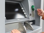 Saronno, esce dalla banca e viene scippato dopo una colluttazione