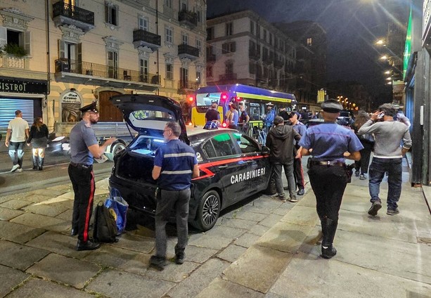 Blitz di carabinieri e Gtt sui bus della movida, un passeggero su 4 viaggia senza biglietto Blitz di carabinieri e Gtt sui bus della movida, un passeggero su 4 viaggia senza biglietto