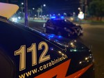 Notte di follia a Campomorone: una violenta lite finisce con due uomini giù dalla finestra e un terzo barricato in casa per ore