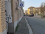 Il cartello “area pedonale” anti multe scatena i residenti: “Spazio tolto ai parcheggi”