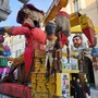 Fossano in festa: il Carnevale invade via Roma tra carri, musica e migliaia di figuranti [FOTO]