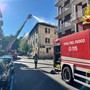 FOTO. Mattinata di fuoco a Varese, in fiamme il tetto di un edificio di quattro piani a Giubiano