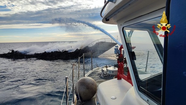 Yacht a fuoco a Bergeggi, scongiurato lo sversamento di gasolio: mezzo trasportato in porto a Vado Yacht a fuoco a Bergeggi, scongiurato lo sversamento di gasolio: mezzo trasportato in porto a Vado