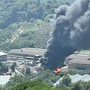 Maxi colonna di fumo nero a Cenesi: a fuoco la discarica (FOTO e VIDEO)