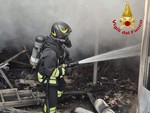 FOTO. Pomeriggio di fuoco a Caravate: incendio divora il garage di una villetta