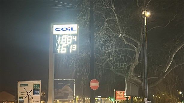 Un giorno di attesa, poi Torino "festeggia" i prezzi ribassati di benzina e diesel