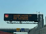 Tragedia sull'A8: auto contro lo spartitraffico, una vittima Tragedia sull'A8: auto contro lo spartitraffico, una vittima