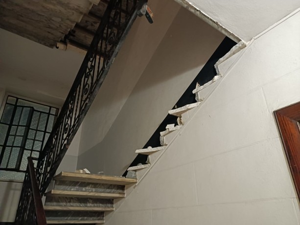 Intera rampa di scale crollata in un condominio di corso Palermo