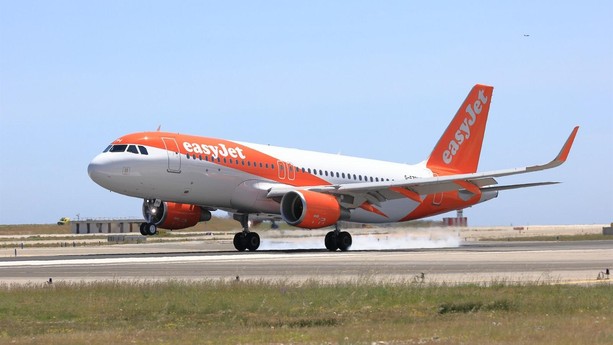 Malpensa, principio d'incendio su un aereo in fase di decollo: evacuati i 146 passeggeri a bordo Malpensa, principio d'incendio su un aereo in fase di decollo: evacuati i 146 passeggeri a bordo