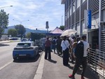 In fila sotto il sole cocente per i permessi di soggiorno: si riaccende la questione via Botticelli