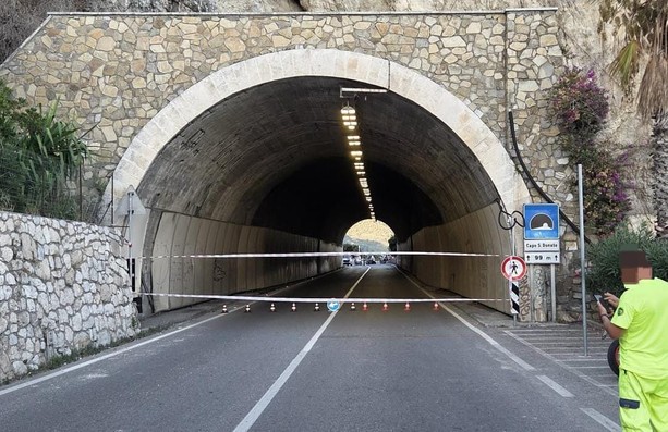 Finale, segnali di smottamento vicino alla galleria di Capo San Donato: traffico chiuso in entrambi i sensi Finale, segnali di smottamento vicino alla galleria di Capo San Donato: traffico chiuso in entrambi i sensi
