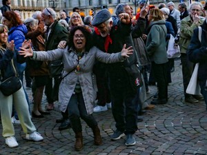 Titolo   Torino, locomotiva del "No: l'"intima gioia" di Piazza Castello