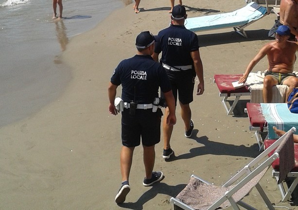 Alassio, venditore abusivo dà in escandescenze e aggredisce due agenti della polizia locale: denunciato