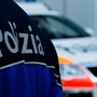 Rapina armata a un distributore di benzina: bandito fugge in scooter, caccia aperta nel Luganese