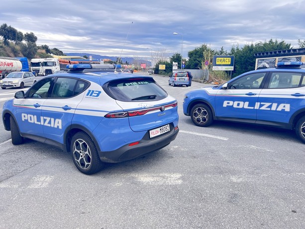 Evade dai domiciliari e tenta di rubare un paio di occhiali, poi aggredisce i poliziotti: arrestata 47enne a Savona