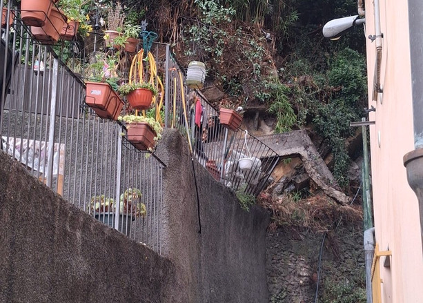Frana in via Posalunga, evacuate quattro famiglie: strada a rischio crollo Frana in via Posalunga, evacuate quattro famiglie: strada a rischio crollo