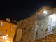 Led nel centro storico di Pinerolo: il Comune non toglierà più i vetri