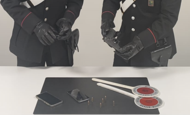 Varese, in casa nascondeva una pistola con matricola abrasa e munizioni: 37enne in manette Varese, in casa nascondeva una pistola con matricola abrasa e munizioni: 37enne in manette