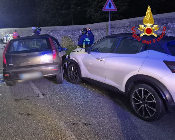 FOTO. Carambola fra tre auto all'alba a Ternate: soccorsi cinque adulti e un neonato. Un ragazzo finisce all'ospedale
