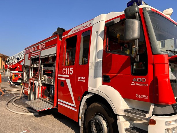Autoarticolato si rovescia su un fianco a Cherasco, illeso il conducente