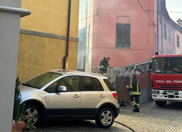 Casa in fiamme nel centro di Govone: al lavoro squadre di Vigili del Fuoco da Alba, Asti, Cuneo e Santo Stefano Belbo [FOTO]
