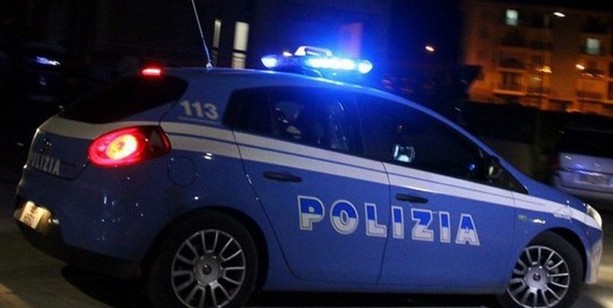 Lite tra fidanzati degenera e si sfiora la rissa. 15 le persone coinvolte Lite tra fidanzati degenera e si sfiora la rissa. 15 le persone coinvolte