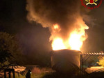 Distrutta dalle fiamme nella notte un'imbarcazione a Caronno Pertusella Distrutta dalle fiamme nella notte un'imbarcazione a Caronno Pertusella