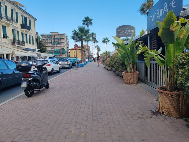 Ventimiglia, rifiutano la droga: scambio di insulti si trasforma in aggressione a colpi di pietre