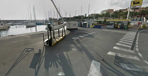 Sanremo, dà fuoco a un clochard per rubargli lo zaino mentre dorme: il presunto aggressore ha 13 anni Sanremo, dà fuoco a un clochard per rubargli lo zaino mentre dorme: il presunto aggressore ha 13 anni