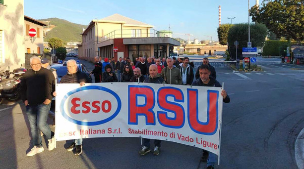 Licenziamenti Esso di Vado, fumata grigia dopo l'incontro con l'azienda: "Il numero dei lavoratori ricollocabili rispetto alla procedura non è sufficiente a risolvere le problematiche" Licenziamenti Esso di Vado, fumata grigia dopo l'incontro con l'azienda: "Il numero dei lavoratori ricollocabili rispetto alla procedura non è sufficiente a risolvere le problematiche"
