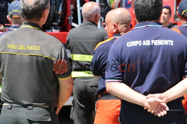 Incendio di sterpaglie minaccia un bosco e abitazioni a Niella Belbo: si valuta l’invio di un mezzo aereo