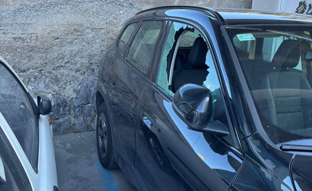 Tredici auto con i vetri infranti in via Rubattino, indagini in corso