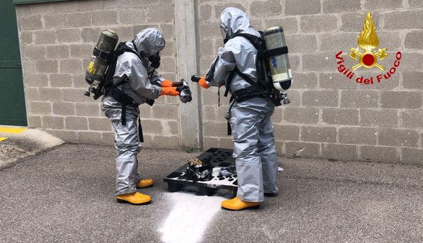 FOTO. Sostanza tossica sprigionata in una ditta di Varese: ustionati cinque lavoratori. Evacuate dodici persone